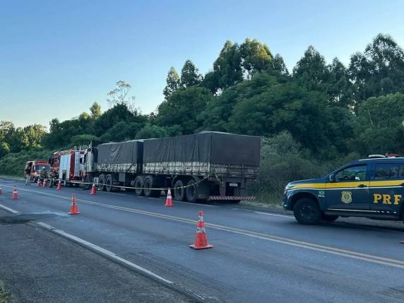 Ele ficou preso entre a cabine e o chassi do veículo. O motorista, de natural de Passo Fundo, tinha 35 anos.