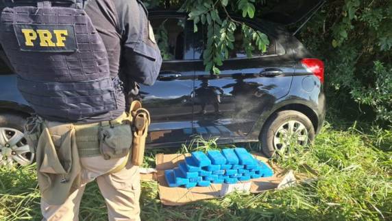 Jovem de 26 anos transportava pasta base de cocaína em um Ford Ka e foi detido pela Polícia Rodoviária Federal (PRF), com apoio da Brigada Militar (BM)