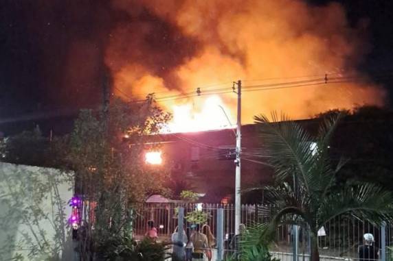 Prédio está localizado no mesmo terreno onde há central da Defesa Civil, local que armazena itens recebidos como doação na enchente de maio
