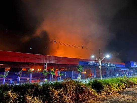 Fogo atingiu loja do Supermercado Marques, na Avenida Zeferina Boa Vista, no bairro Bom Fim Novo