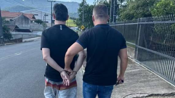 Caso aconteceu em 2018 em uma praia da cidade. Condenado a quase 8 anos de prisão, ele foi localizado em Ascurra, no Vale do Itajaí.