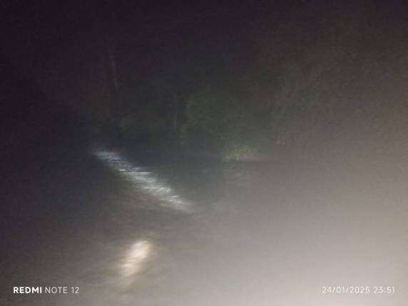 Chovia no momento em que ele caiu no Rio Guarita, em Barra do Guarita. Bombeiros de Três Passos receberam reforço no resgate.