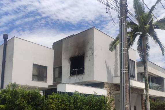 Michael Luciano Borzas, 20 anos, teria assassinado um funcionário que trabalhava na casa da ex-companheira, atirado contra outra trabalhadora e incendiado o imóvel