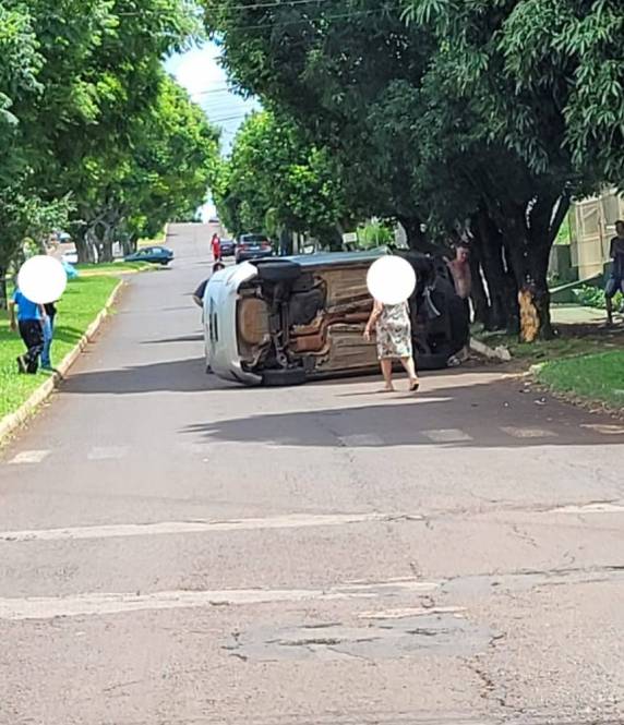 Veículo tomba após colidir em árvore em Três Passos - foto 3