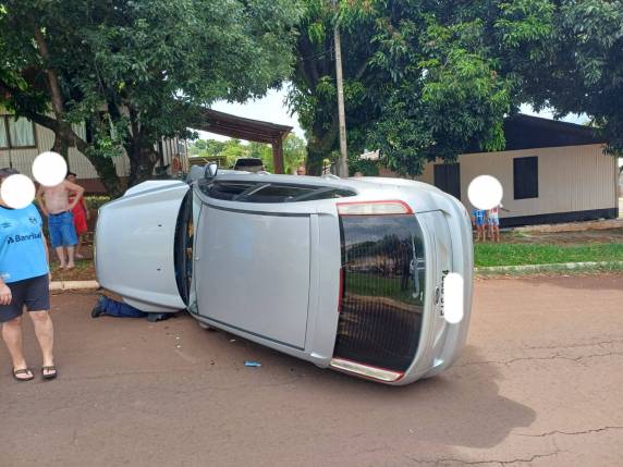 Veículo tomba após colidir em árvore em Três Passos - foto 2