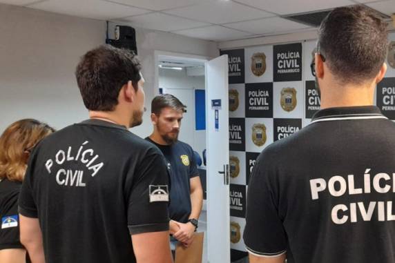 Seis suspeitos de integrarem a associação criminosa são alvos de ofensiva realizada nesta quinta-feira. Os mandados são cumpridos em Recife e Olinda