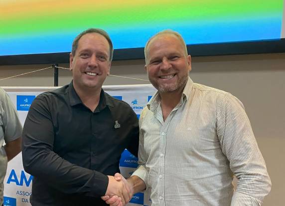 Atualmente estava exercendo o cargo de Presidente da AMUFRON o ex-Prefeito de Senador Salgado Filho Mário Klein.