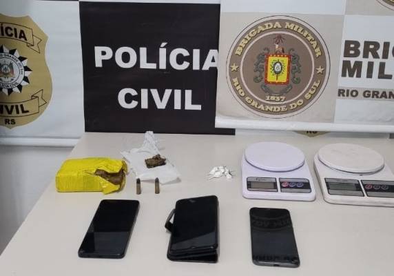 Durante as diligências, os agentes apreenderam 265,3 gramas de maconha, nove porções de cocaína, três celulares, duas balanças de precisão, duas munições calibre .32 e outros materiais utilizados no tráfico de entorpecentes.