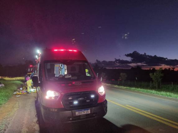 Veículo bate de raspão em carreta, sai da pista e três pessoas ficam feridas na RS-342 em Independência - foto 2