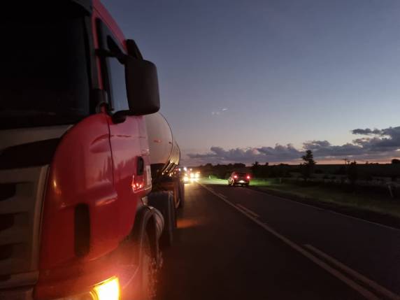 Veículo bate de raspão em carreta, sai da pista e três pessoas ficam feridas na RS-342 em Independência - foto 5