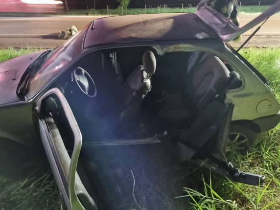 Veículo bate de raspão em carreta, sai da pista e três pessoas ficam feridas na RS-342 em Independência - foto 7