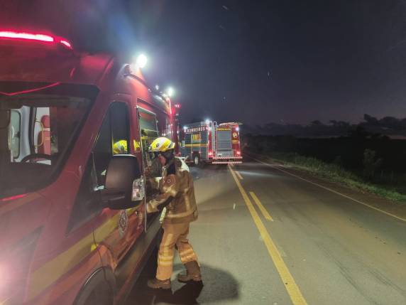 Veículo bate de raspão em carreta, sai da pista e três pessoas ficam feridas na RS-342 em Independência - foto 8