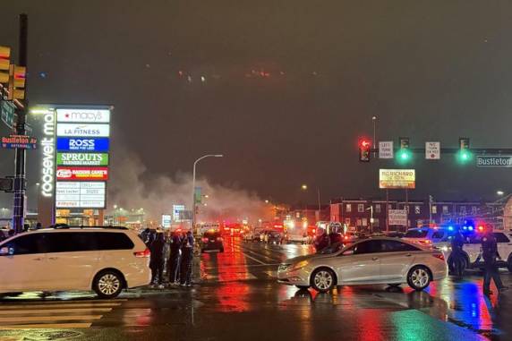 Há relatos de muitos feridos e incêndio em residências do local da queda, próximo a um shopping. Ainda não se sabe o motivo da queda