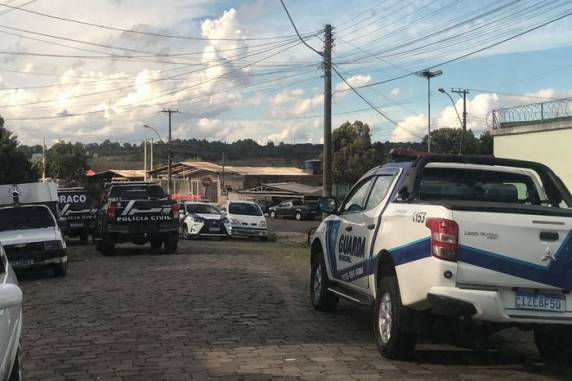 Ação da Polícia Civil, em conjunto com a Guarda Municipal, também visa furtos que acontecem nos locais. Foram realizados mandados e busca e apreensão nos bairros Santa Fé, Vila Ipê e Belo Horizonte