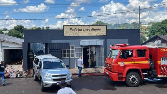 Uma casa e a padaria foram consumidas pelas chamas.