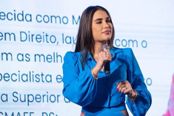 Palestrante e líder de uma das maiores comunidades da Nova Era do Feminino, Mana Michelli se dedica a transformar vidas através do conhecimento sobre posicionamento, coragem e autenticidade