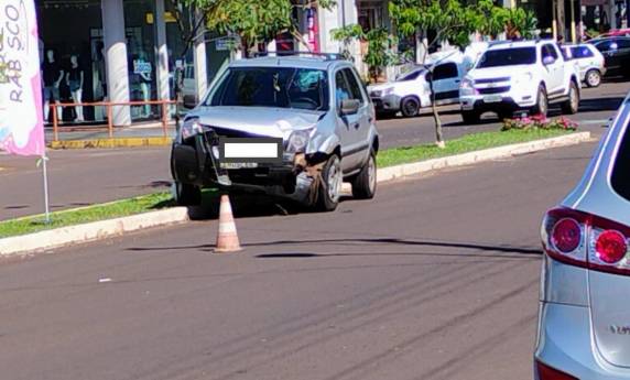 O acidente ocorreu por volta das 9h20, em frente ao Posto Tradição, e resultou em ferimentos em dois motoristas.