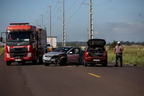 Colisão envolvendo Siena em que vítimas estavam, caminhão e Palio aconteceu no km 40 da rodovia, próximo ao acesso para a Praia do Barco. Trânsito chegou a ficar bloqueado, mas foi normalizado por volta das 10h30min
