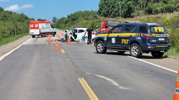 O acidente envolveu uma colisão frontal entre uma Saveiro com placas de Pinheiro Machado e um Ka com placas de Pelotas.