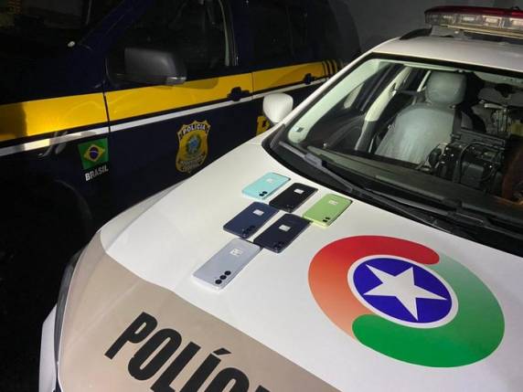 Outras três pessoas foram detidas durante a interceptação de um veículo envolvido em um furto ocorrido no último sábado