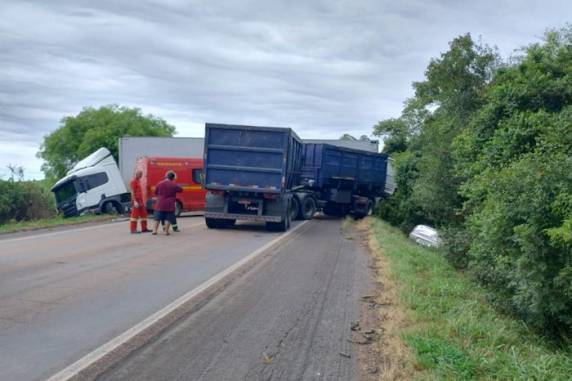 Um dos veículos envolvidos no acidente tem placas de Santa Catarina; PRF, Polícia Civil e Bombeiros Voluntários prestam atendimento