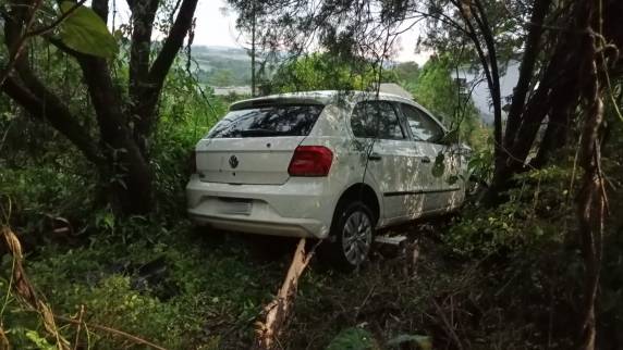 Carro saiu da pista durante o temporal, em Vista Nova, Crissiumal - foto 3