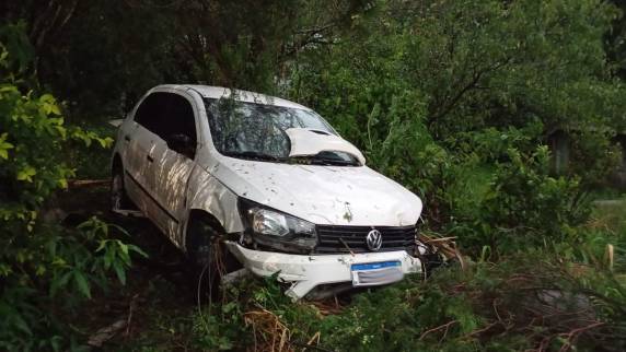 Carro saiu da pista durante o temporal, em Vista Nova, Crissiumal - foto 2