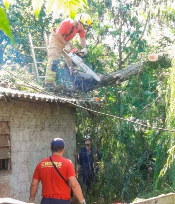 A Defesa Civil de Três de Maio segue acompanhando os trabalhos e mensurando os danos causados