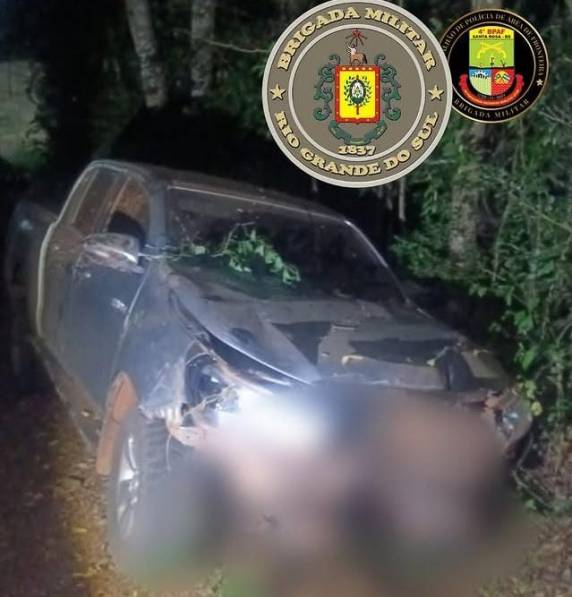 O veículo estava sem bancos de passageiro e carona, indicando que era utilizado para a prática de transporte de ilícitos.