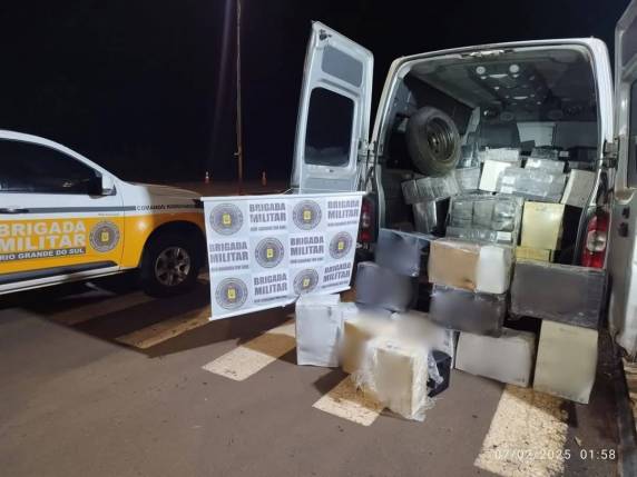 Os policiais abordaram um veículo Renault Master, e, após averiguação, localizaram 200 caixas e cerca de 1.200 garrafas de vinhos oriundos de outro país, sem a devida regularização fiscal.