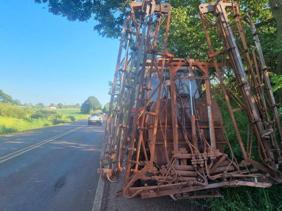 Veículo colide em trator e duas pessoas ficam feridas na RS-342, em Três de Maio - foto 2