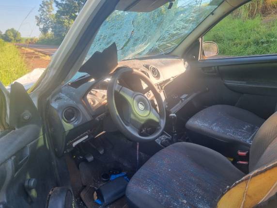 Veículo colide em trator e duas pessoas ficam feridas na RS-342, em Três de Maio - foto 4