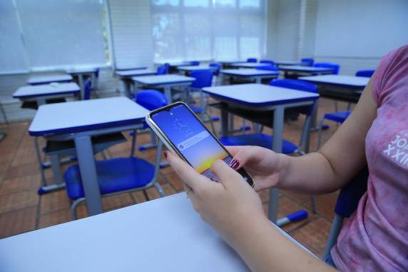Texto está no Diário Oficial do Estado (DOE) desta sexta-feira e já estará em vigor na segunda-feira, quando os 700 mil alunos de 2.342 escolas da rede estadual voltam às aulas