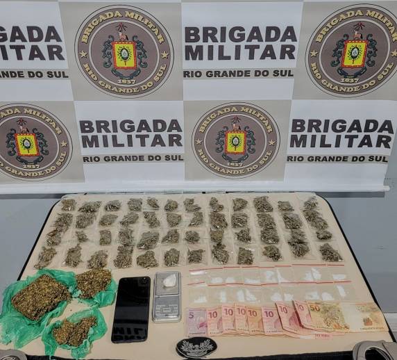 As guarnições receberam informações pontuais referente a um ponto de distribuição e venda de entorpecentes na cidade.