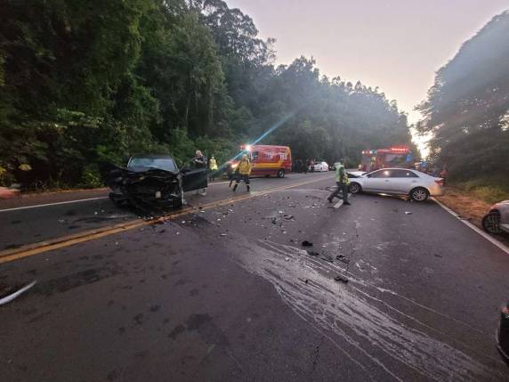 Criança de 3 anos e outras quatro pessoas ficam feridas em batida frontal na BR-282 - foto 2