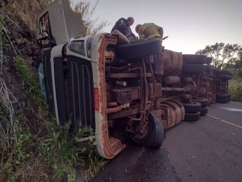 Carreta tomba e motorista morre na RST-472 entre Palmitinho e Tenente Portela - foto 2