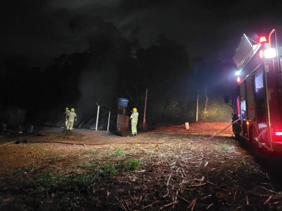 Residência é consumida pelo fogo no interior de Alegria - foto 2