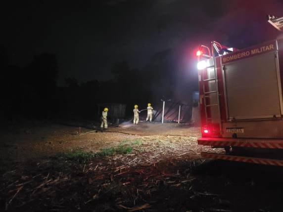 Residência é consumida pelo fogo no interior de Alegria - foto 3