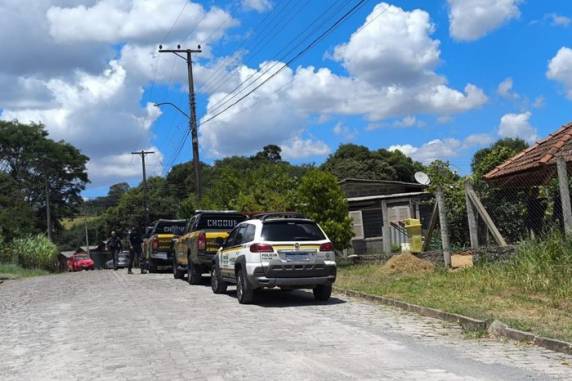 Caso ocorreu no final da manhã desta terça-feira (11) no interior. Outros dois homens ficaram feridos