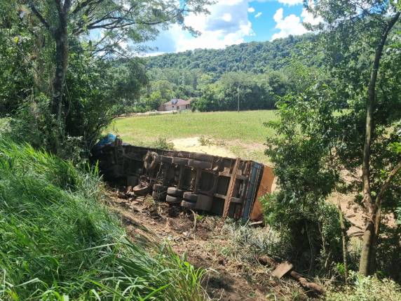Um morto e três feridos é o saldo de um acidente que envolveu três caminhões na BR-472, em Boa Vista do Buricá - foto 2