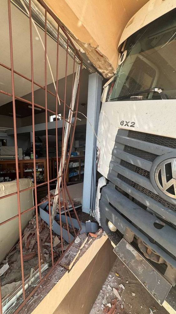 Caminhão desgovernado colide contra loja de materiais elétricos em Tenente Portela - foto 2