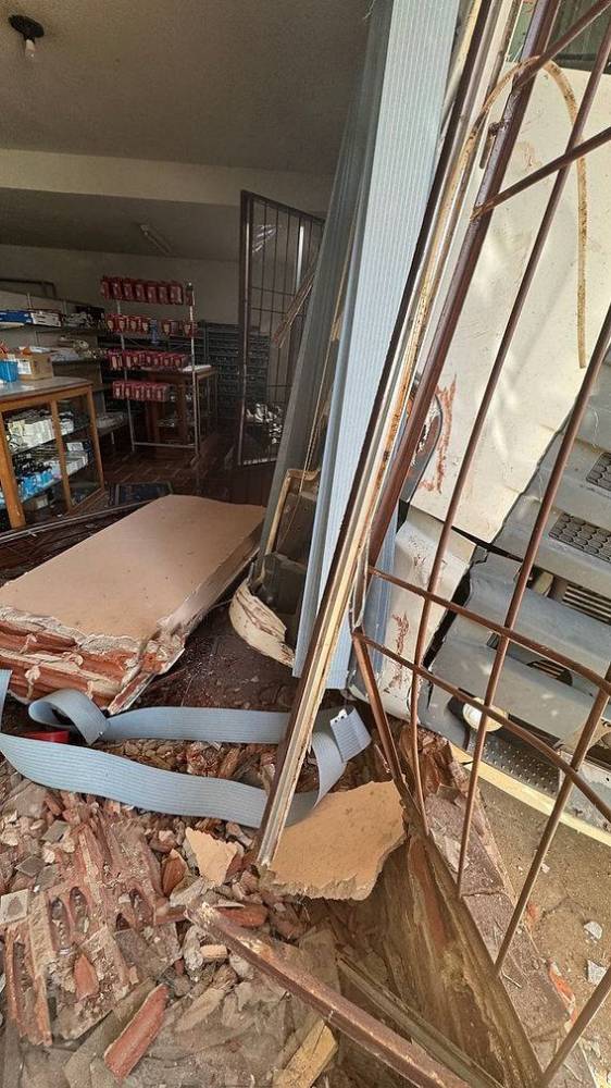 Caminhão desgovernado colide contra loja de materiais elétricos em Tenente Portela - foto 3