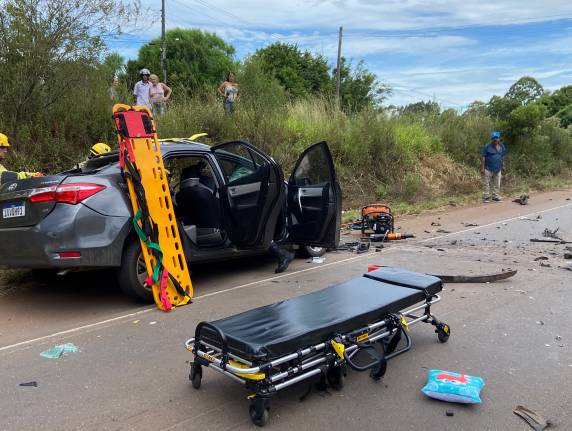 Mulher fica gravemente ferida após colisão entre carro e ônibus, em Passo Fundo - foto 3