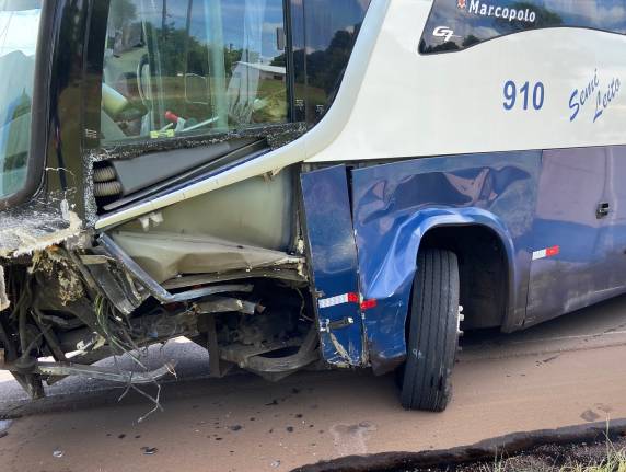 Mulher fica gravemente ferida após colisão entre carro e ônibus, em Passo Fundo - foto 2