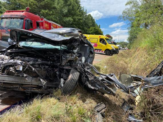Mulher fica gravemente ferida após colisão entre carro e ônibus, em Passo Fundo - foto 4