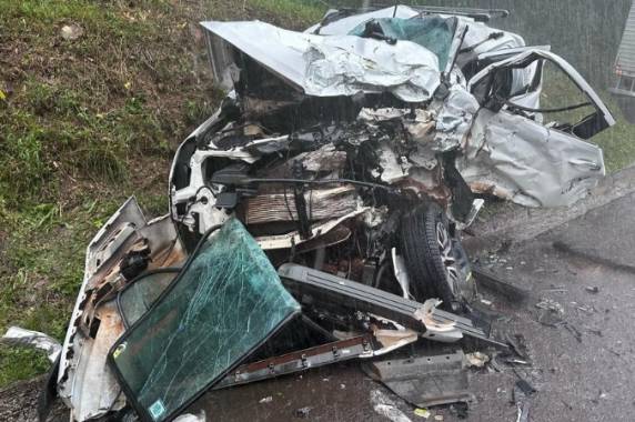 Acidente entre caminhonete e caminhão causa mortes na BR-282 - foto 3