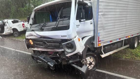 Acidente entre caminhonete e caminhão causa mortes na BR-282 - foto 2