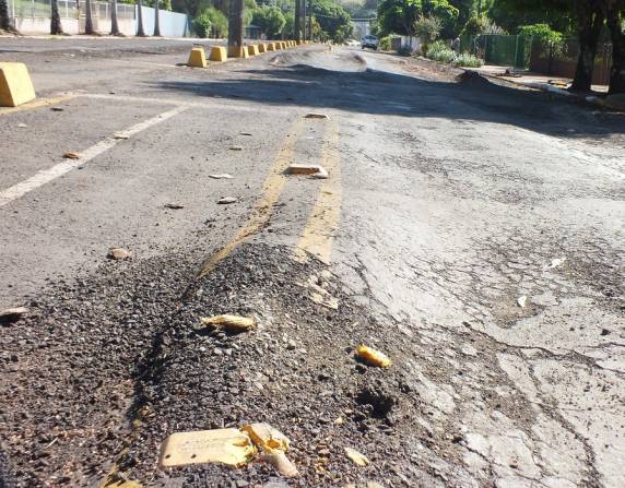 Carro sofre avarias ao enroscar em um desnível na Avenida Palmeira das Missões, em Crissiumal - foto 3