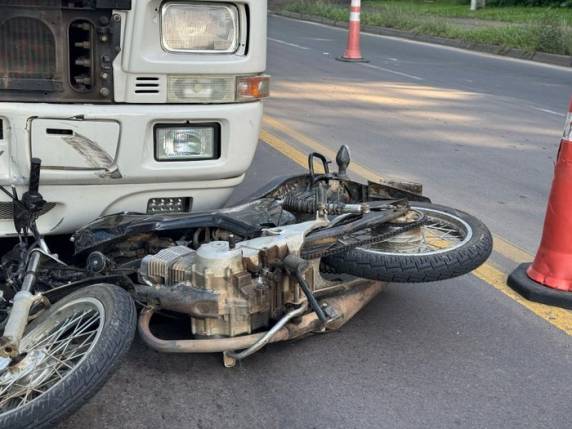 Colisão aconteceu no km 35 da rodovia, em Tarumã. Vítima ainda não foi identificada