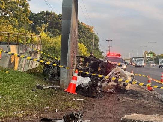 Ka sedan, com placas de Tupandi, trafegava em direção à Capital quando houve o acidente, por volta das 5h20min desta sexta-feira. Vítima ainda não foi identificada